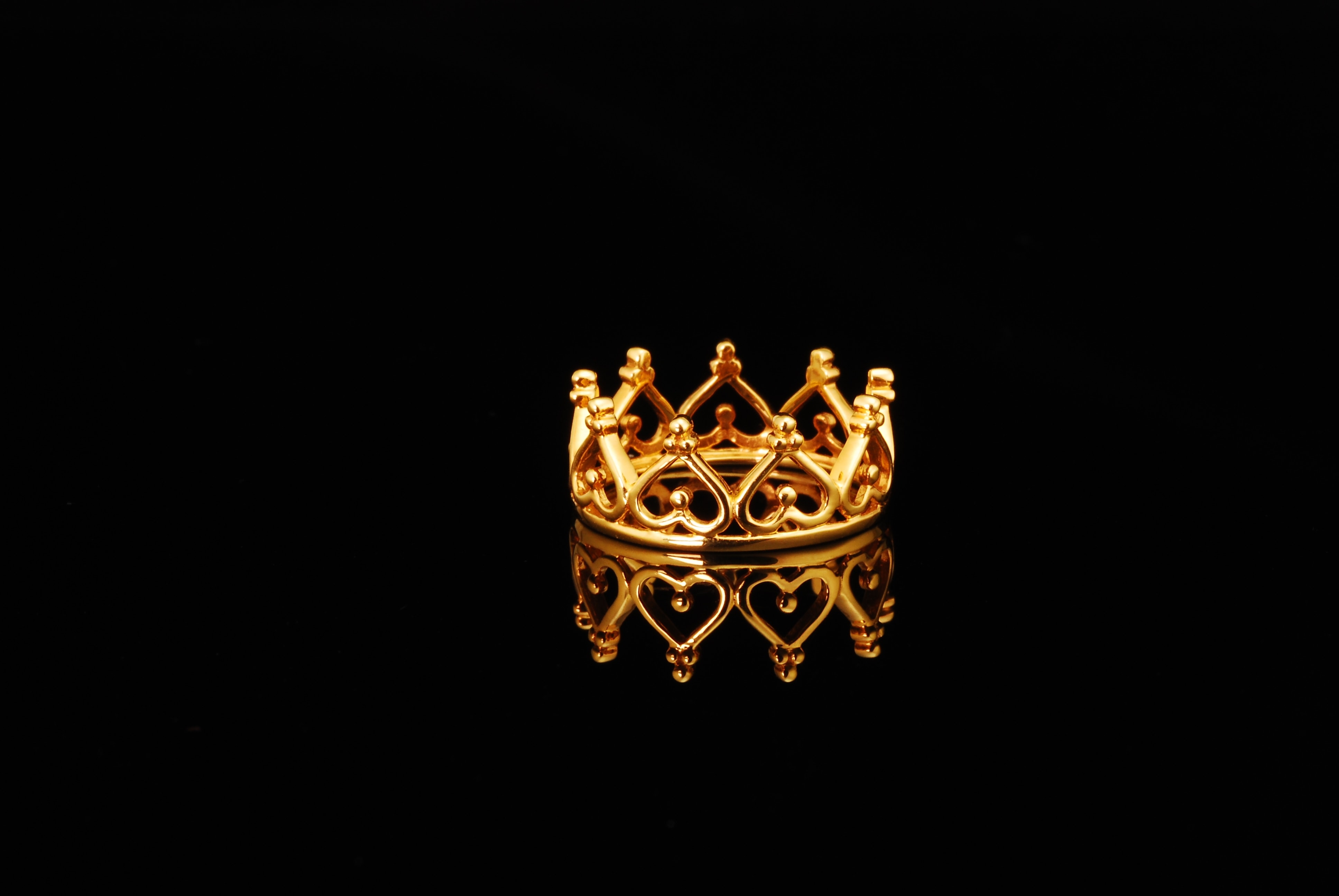 Gold ring hot sale crown design